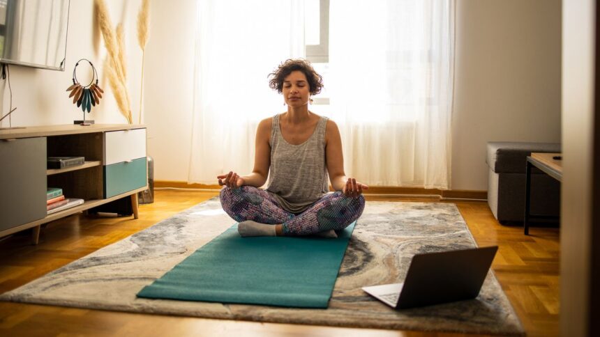 Nutzen Sie diese Fünf-Bewegungen-Yoga-Routine gegen Blähungen, um Beschwerden zu lindern und Ihre Beweglichkeit zu verbessern