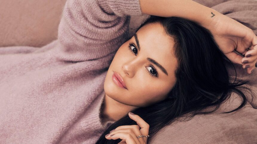Selena Gomez hat einige Geheimnisse vor uns geheim gehalten, aber sie ist nun endlich bereit, sie mit uns zu teilen