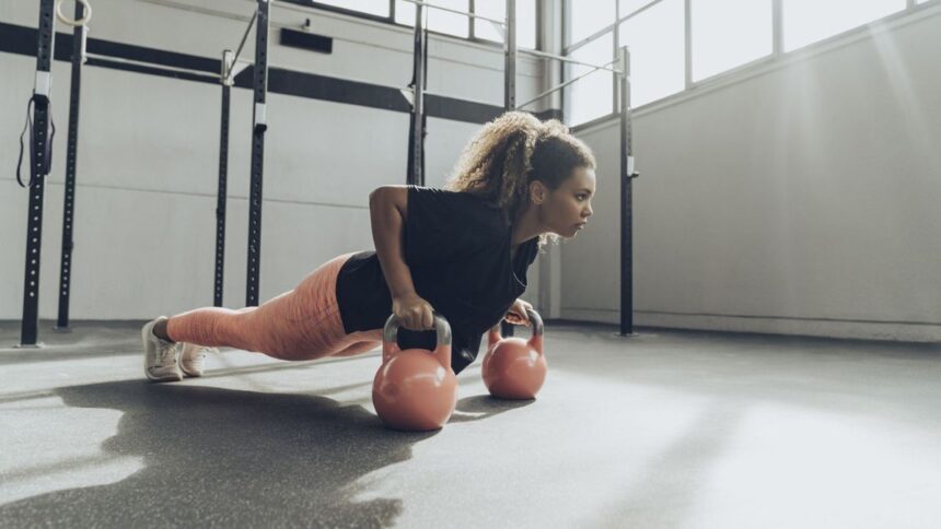 Stärken Sie Ihre Arme und Schultern in wenigen Minuten mit diesem Kettlebell-Training mit drei Bewegungen, das perfekt für Anfänger geeignet ist