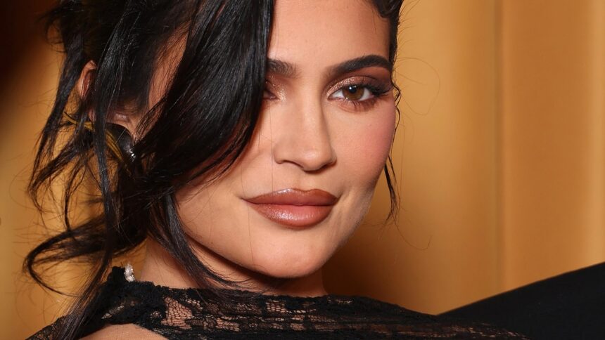 Kylie Jenner steckte bei den Golden Globes 2024 tief in ihrer minimalistischen Make-up-Ära