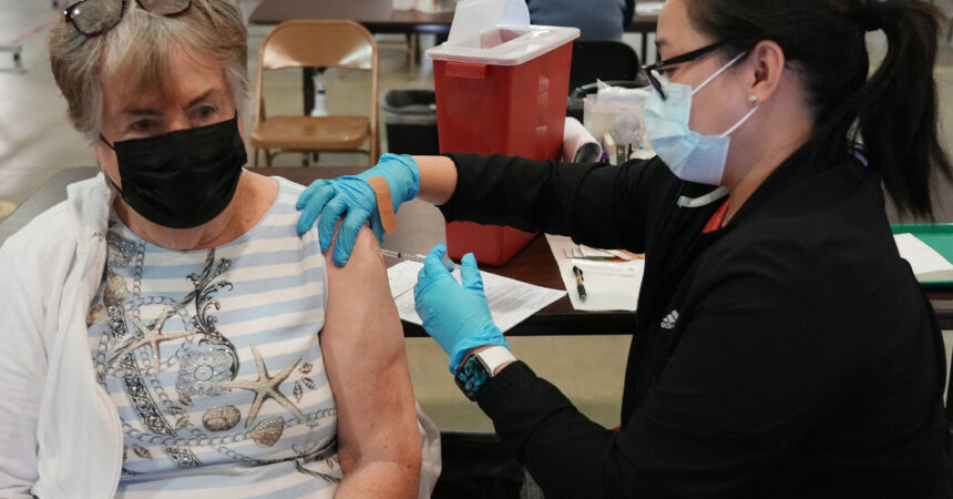 Ältere Amerikaner sollten diesen Frühling eine weitere Covid-Impfung bekommen, sagt das Gremium