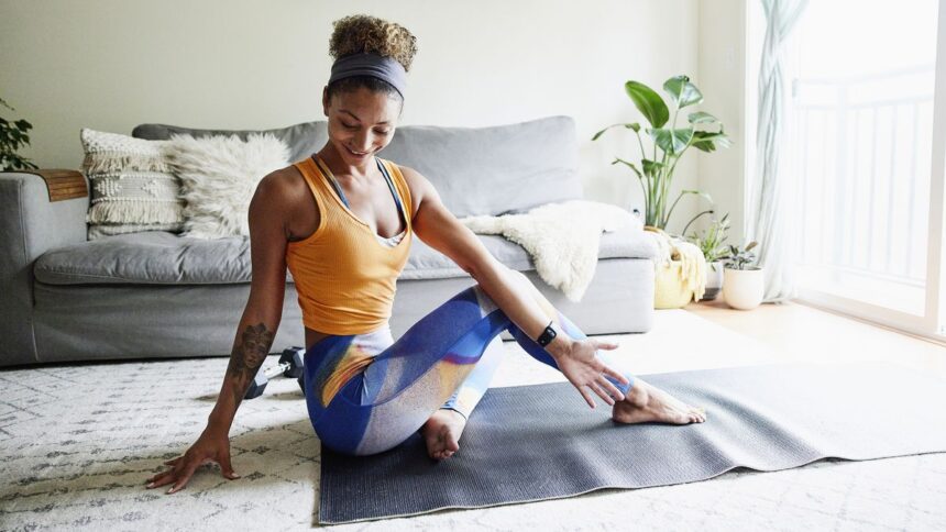 Die fünf schnellen Posen dieses Yogalehrers können Ihnen helfen, Blähungen zu bekämpfen