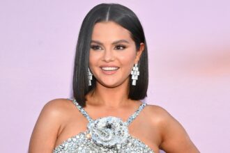 Die „Chateau French“-Maniküre von Selena Gomez ist die Neuinterpretation eines Klassikers, der diesen Frühling explodieren wird