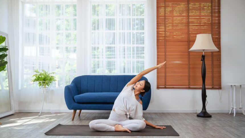 Eine Yogalehrerin verrät uns ihre liebste 10-Minuten-Routine, um Ihren Körper aufzuwecken und Muskelkater zu lindern