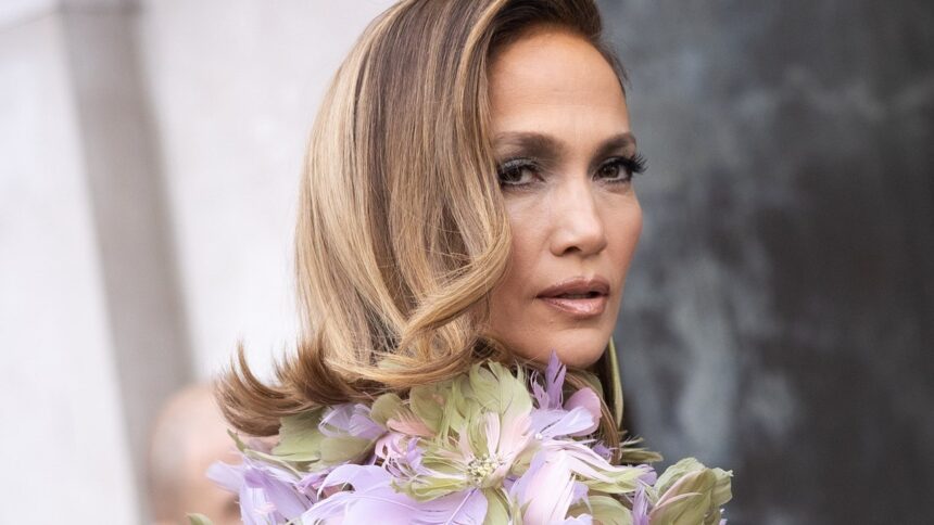 Jennifer Lopez präsentierte mit ihrem „Baked Vanilla Hair“ die coolste Blondine des Frühlings