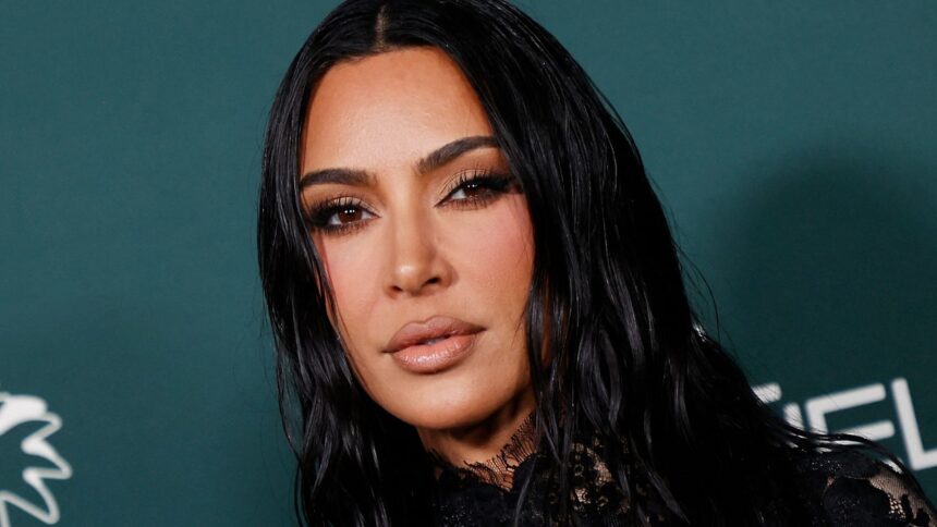 Kim Kardashian behandelt Psoriasis-Schübe mit Plastikfolie und Lotion.  Sollten Sie?