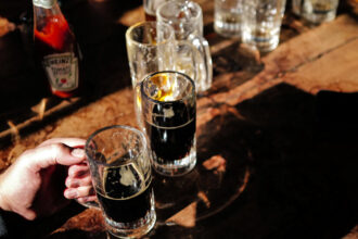Laut CDC steigen die alkoholbedingten Todesfälle auf fast 500 pro Tag