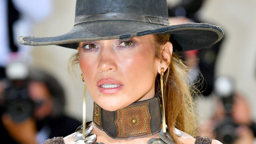 Die neueste Pediküre von Jennifer Lopez ist ein starkes Argument für strahlende Zehen