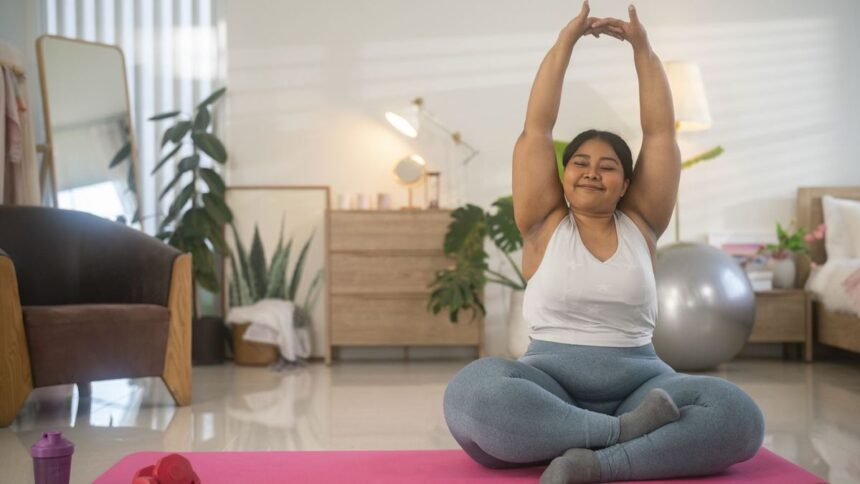 Ein erfahrener Yogalehrer empfiehlt, diesen schnellen Yoga-Flow mit vier Posen durchzuführen, um sich auf den Tag vorzubereiten