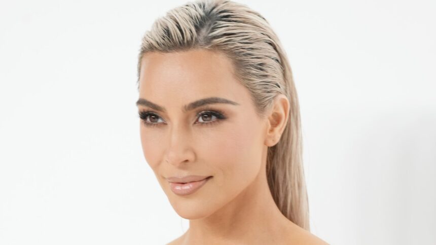 Kim Kardashian kehrte mit einer messerscharfen French-Maniküre zu langen Nägeln zurück