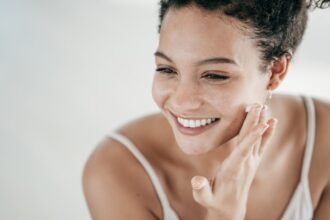 Retinol: Alles, was Sie über den angesagtesten Hautpflegewirkstoff wissen müssen