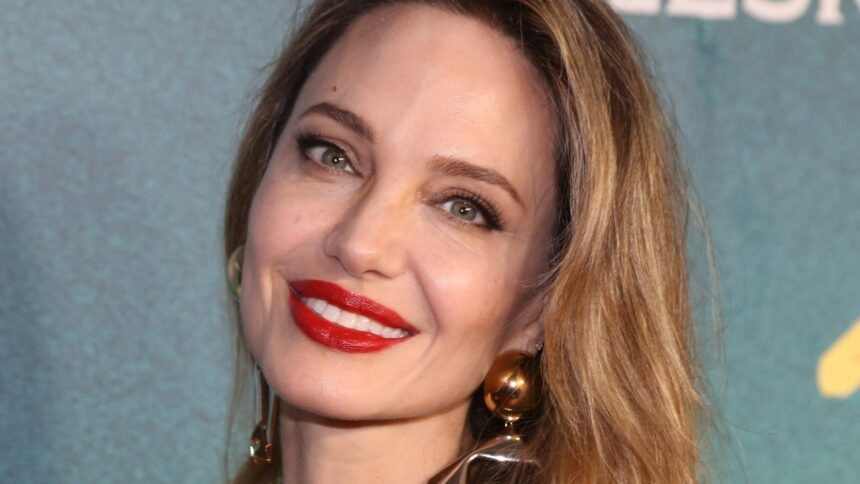 Moment, hat Angelina Jolie ein neues Tattoo bekommen?